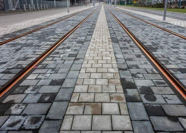 Pistas de tranvía sobre asfalto en Berlín, Alemania —  Fotos de Stock