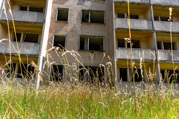 Propriedades vagas em uma antiga propriedade de construção de lajes nos arredores de berlin, alemanha — Fotografia de Stock