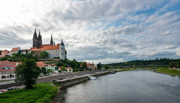 L'elbe et l'albrechtsburg dans la ville de meissen, la saxe, l'Allemagne — Photo