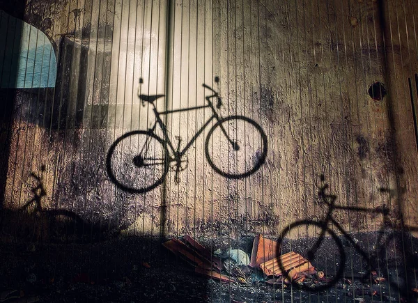 木墙上的自行车影子 — 图库照片