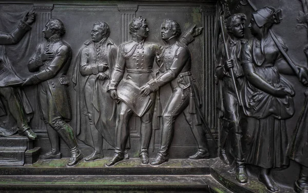 Pictorial depiction of history at the bronze statue in front of the Berlin parliament, Germany — Stock Photo, Image