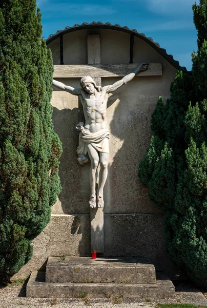 La jess crocifissa all'ingresso di una chiesa in bavaria — Foto Stock