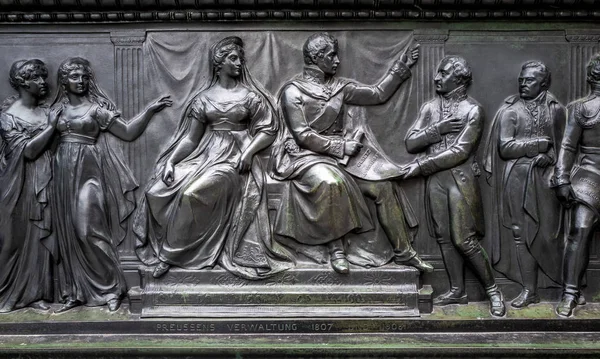 Illustrerad skildring av historia vid bronsstatyn framför Berlin parlamentet, Tyskland — Stockfoto