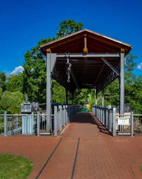 Pequeño vertedero con un puente para ciclistas y peatones, brandenburg, Alemania —  Fotos de Stock