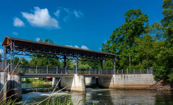 Pequeño vertedero con un puente para ciclistas y peatones, brandenburg, Alemania —  Fotos de Stock