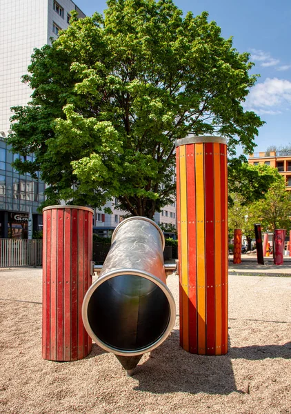 Équipement de terrain de jeux coloré sur une aire de jeux pour enfants au centre-ville de Berlin, Allemagne — Photo