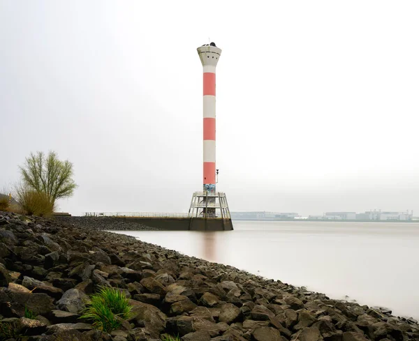 El faro en el río Elba cerca de Blankenese, Hamburgo, Alemania — Foto de Stock