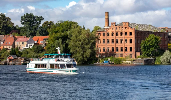 Antigua fábrica en desuso en la orilla del lago Malchower en el estado de Brandeburgo, Alemania —  Fotos de Stock