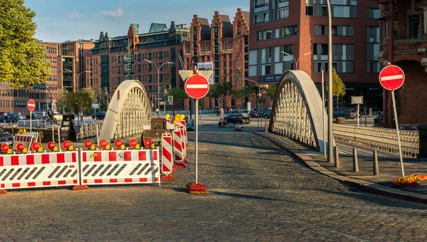 Construcción de carreteras en un pequeño puente en el Speicherstadt de Hamburgo —  Fotos de Stock