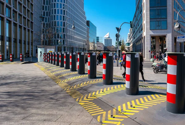 Barrières modernes pour prévenir les attaques sur la Breitscheidplatz dans la ville de Berlin-Ouest — Photo