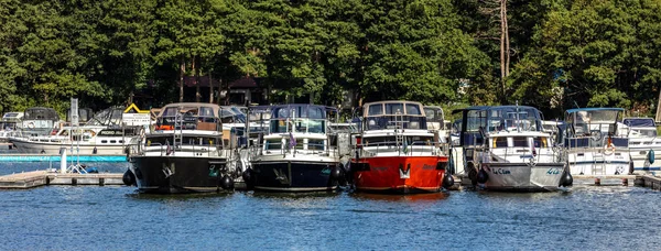 Barcos de motor en un pequeño puerto en el estado de Brandeburgo, Alemania —  Fotos de Stock