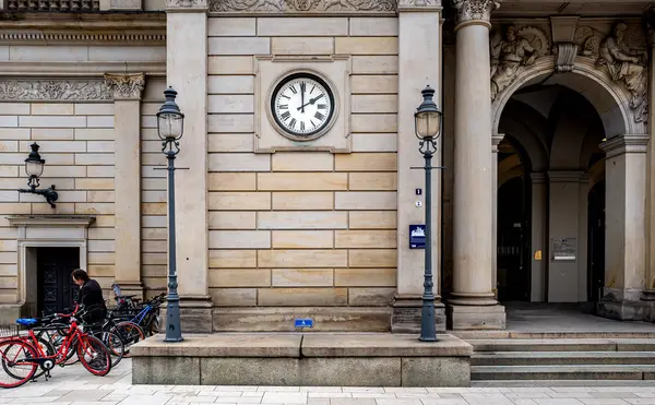 Un reloj en la fachada exterior de la Cámara de Comercio de Hamburgo — Foto de Stock