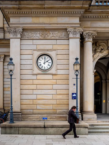 Un reloj en la fachada exterior de la Cámara de Comercio de Hamburgo — Foto de Stock
