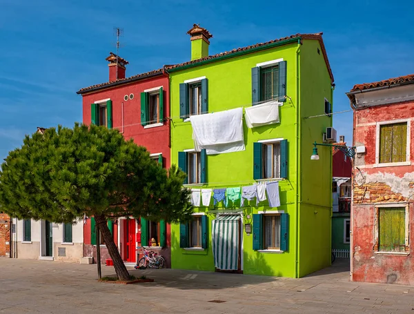 Casas coloridas, restaurantes, canales y tendederos en la isla de Burano cerca de Venecia, Italia — Foto de Stock
