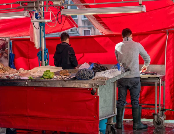 Vente de poisson sur un marché à Venise — Photo