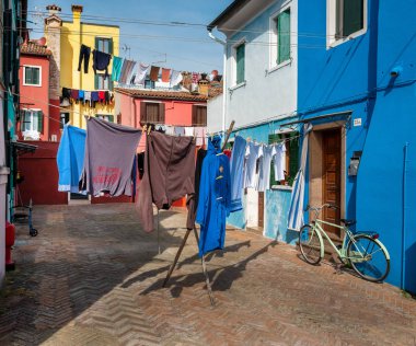 Renkli evler, tasmalar ve Venedik yakınlarındaki Burano adasında bir restoran, İtalya