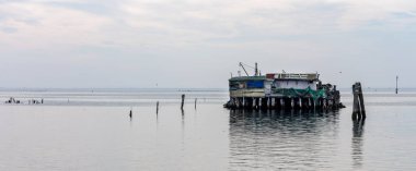 Lido adasında denizde balıkçı kulübeleri uzun pozlama, Venedik, İtalya