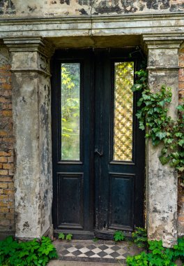 Berlin, Almanya'da bir mezarlıkta aile mezarları ve diğer mezarlıklar