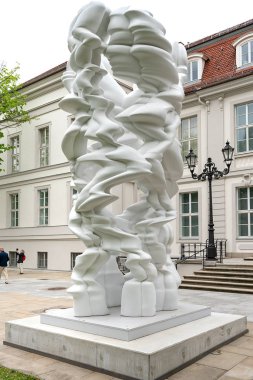 Berlin'de Bebelplatz Unter den Linden de Palais Populaire girişinde Tony Cragg tarafından heykel Runner, Almanya