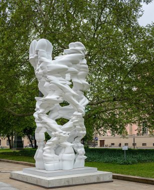 Berlin'de Bebelplatz Unter den Linden de Palais Populaire girişinde Tony Cragg tarafından heykel Runner, Almanya