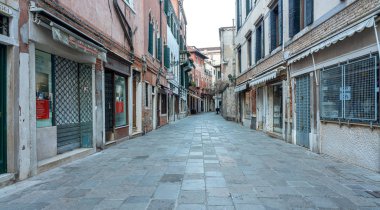 Turistik metropol Venedik, İtalya'nın şehir manzarasında evler, sokaklar, su kanalları ve diğer turistik yerler