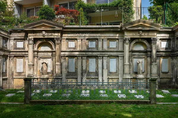 Familie graven en andere grafplaatsen op een begraafplaats in Berlijn, Duitsland — Stockfoto