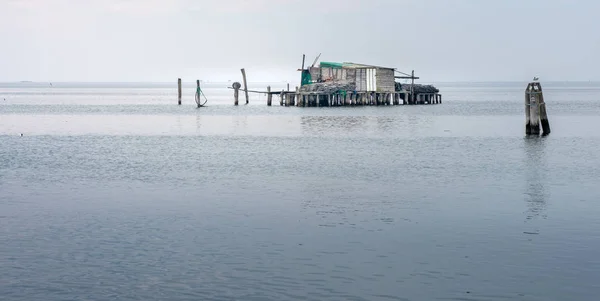 Lunga esposizione di capanne di pescatori in mare all'isola di Lido, Venezia, Italia — Foto Stock