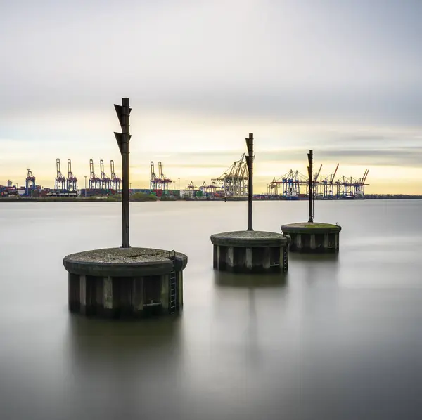 Lång exponering av bojar i hamnområdet i Hamburg, Tyskland — Stockfoto