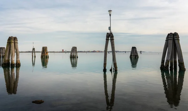 Exposición a largo plazo de pilas y chozas en el mar —  Fotos de Stock