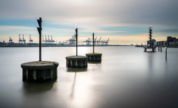 Larga exposición de boyas en la zona portuaria de Hamburgo, Alemania — Foto de Stock