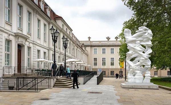 The sculpture Runner by Tony Cragg in front of the entrance to the Palais Populaire at the Bebelplatz Unter den Linden in Berlin, Germany — Stock Photo, Image