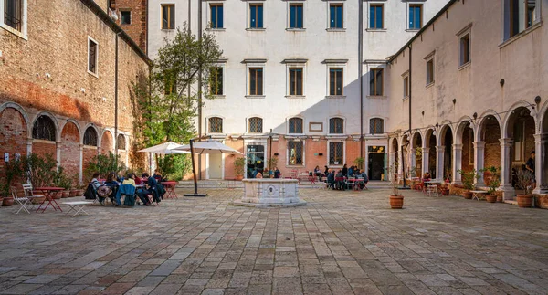 Casas, callejones, canales de agua y otros lugares de interés en Venecia, Italia —  Fotos de Stock