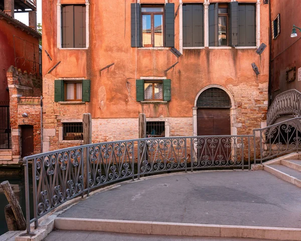 Häuser, Gassen, Wasserkanäle und andere Sehenswürdigkeiten in Venedig, Italien — Stockfoto