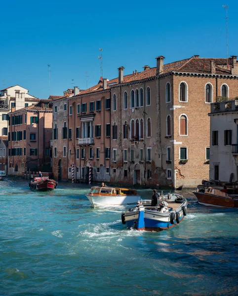 Häuser, Gassen, Wasserkanäle und andere Sehenswürdigkeiten im Stadtbild der Touristenmetropole Venedig, Italien — Stockfoto