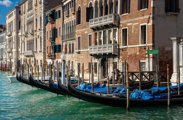 Casas, becos, canais de água e outros pontos turísticos na paisagem urbana da metrópole turística Veneza, Itália — Fotografia de Stock