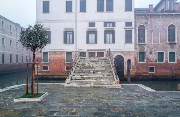 Turistik metropol Venedik, İtalya'nın şehir manzarasında evler, sokaklar, su kanalları ve diğer turistik yerler — Stok fotoğraf