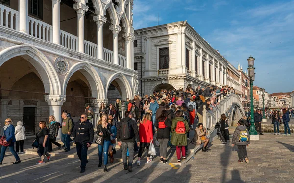 Houses, alleys, water channels and other sights in the cityscape of the tourist metropolis Venice, Italy — Stock Photo, Image