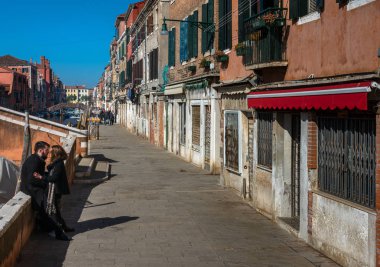 Turistik metropol Venedik, İtalya'nın şehir manzarasında evler, sokaklar, su kanalları ve diğer turistik yerler