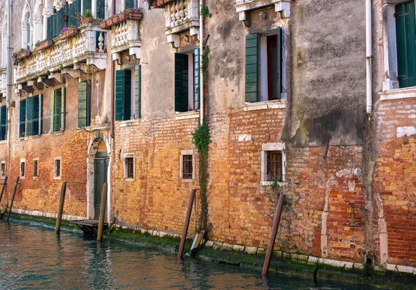 Casas, callejones, canales de agua y otros lugares de interés en el paisaje urbano de la metrópoli turística Venecia, Italia —  Fotos de Stock