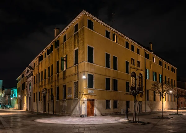 Casas, callejones, canales de agua y otros lugares de interés en el paisaje urbano de la metrópoli turística Venecia, Italia — Foto de Stock