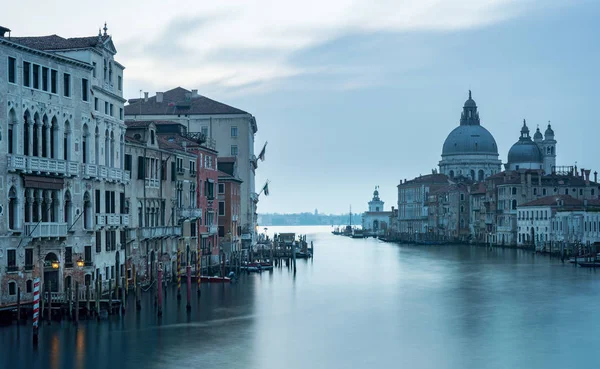 Casas, callejones, canales de agua y otros lugares de interés en el paisaje urbano de la metrópoli turística Venecia, Italia — Foto de Stock