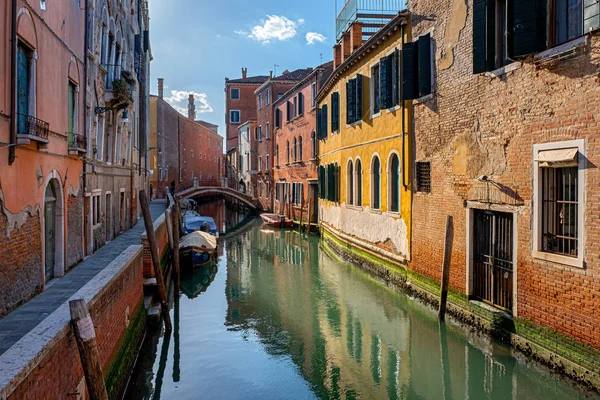 Domy, uličky, vodní kanály a další zajímavosti v Benátkách, Itálie — Stock fotografie