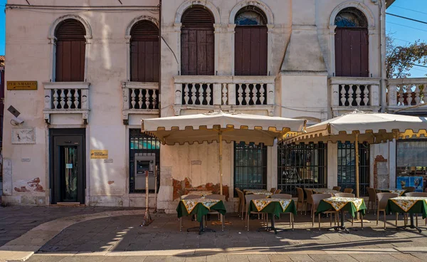 Venedik, İtalya'da evler, sokaklar, su kanalları ve diğer turistik mekanlar — Stok fotoğraf