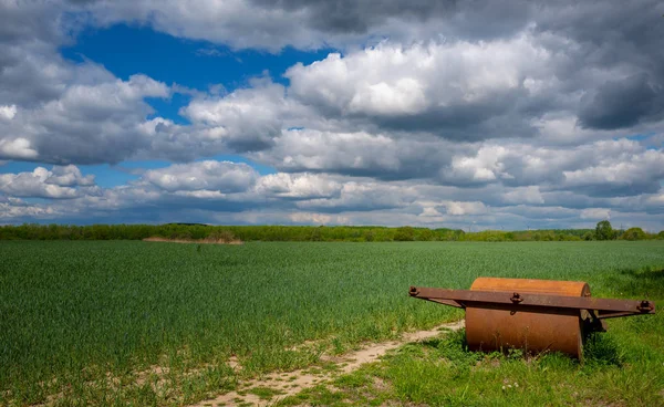 On the field of a farmer stands a steel roller — Stock Photo, Image