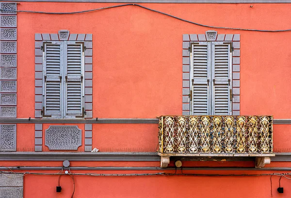 Maisons résidentielles et petites ruelles sur l'île de La Maddalena dans le nord de la Sardaigne, Italie — Photo
