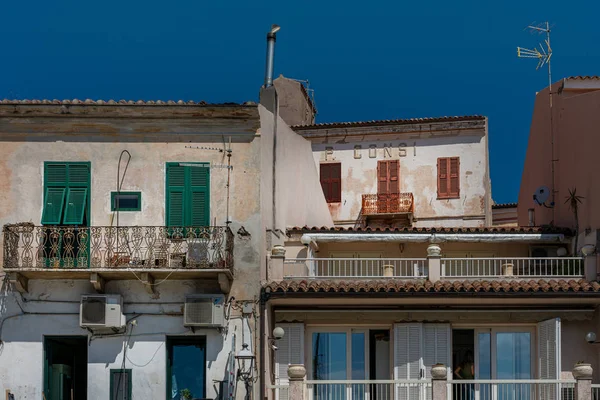 Sardunya, İtalya'nın kuzeyindeki La Maddalena adasında konutlar ve küçük sokaklar — Stok fotoğraf