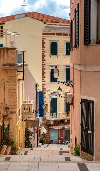 Bostadshus och små gränder på ön La Maddalena i norra Sardinien, Italien — Stockfoto