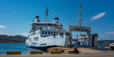 Autofaehre Içinde La Maddalena