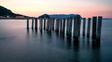 Betonpfeiler im Meer