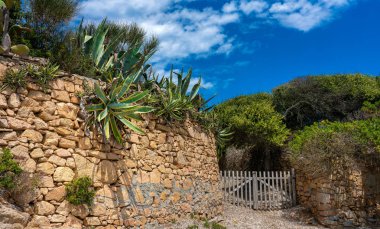 İtalya, Sardunya 'da bir arsada kaya duvarı
